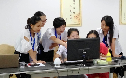  美女們互相交流學(xué)習(xí)，氣氛有點嚴(yán)肅啊
